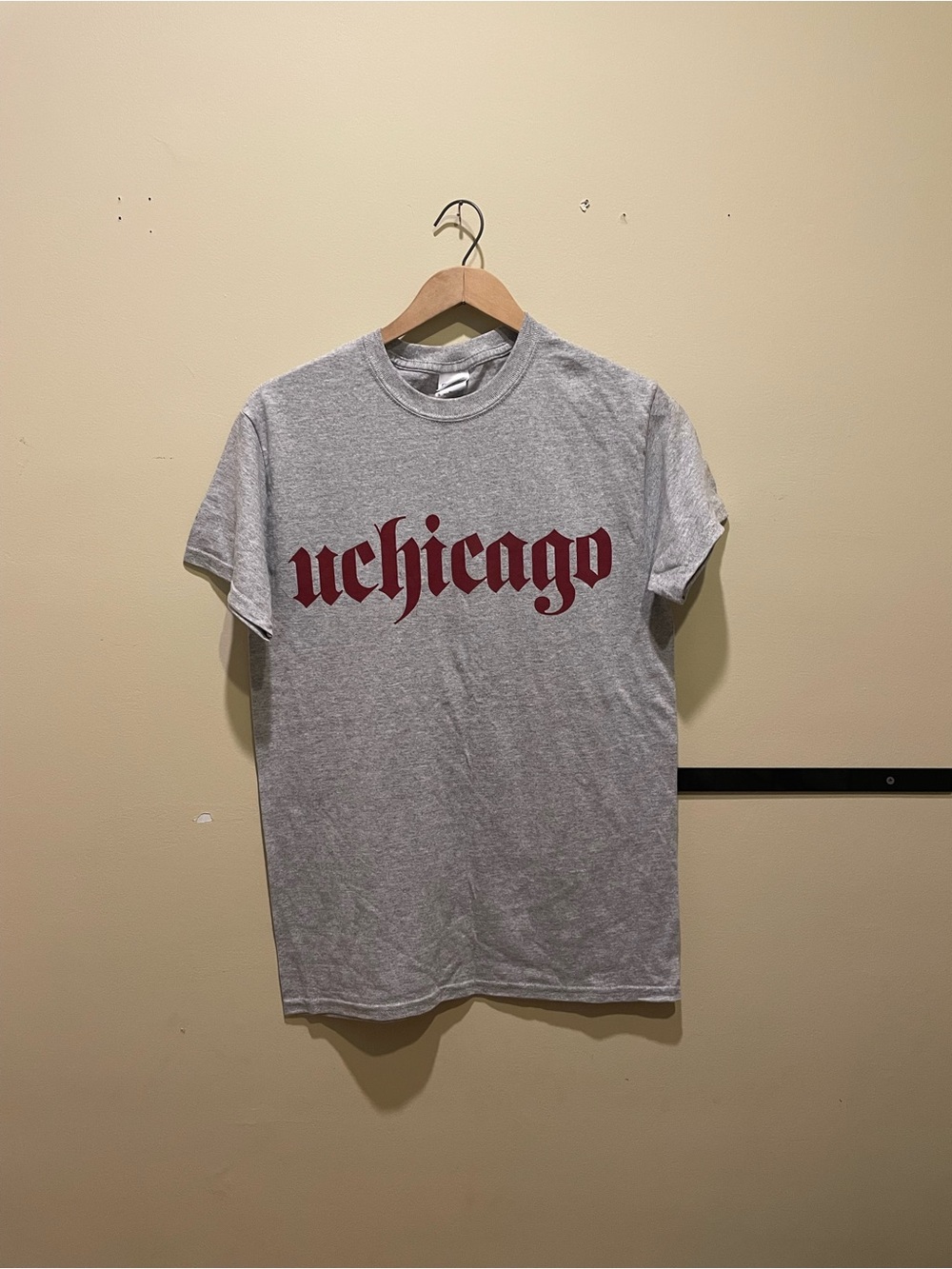 Gildan Gray Short Sleeve Tee with Burgundy UChicago Logo size small